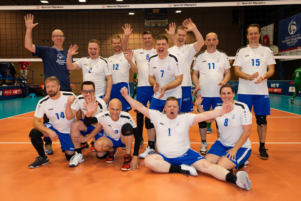 Suomen joukkue iloisena tuulettamassa yhteiskuvassa.