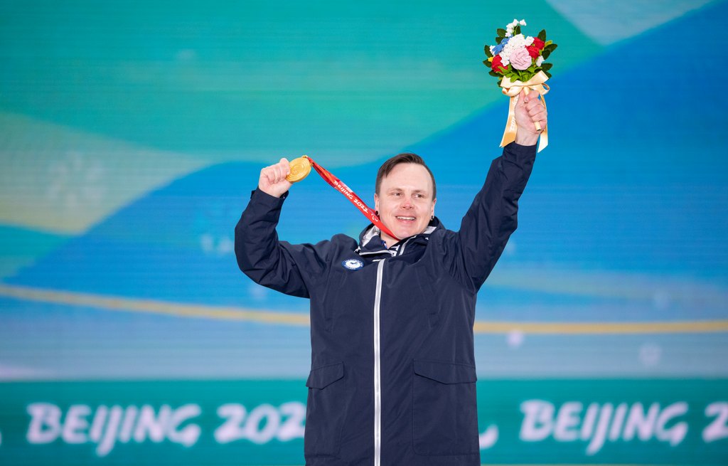 Matti Suur-Hamari tuulettamassa kultamitali kaulassaan Pekingissä 2022.