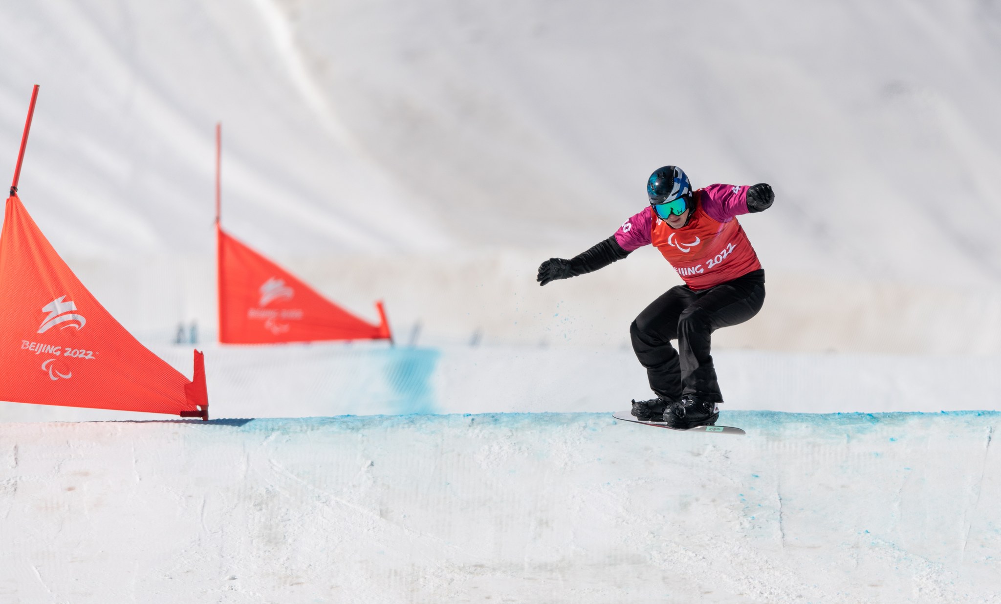 Matti Suur-Hamari lautailemassa, lumilautacrossi.