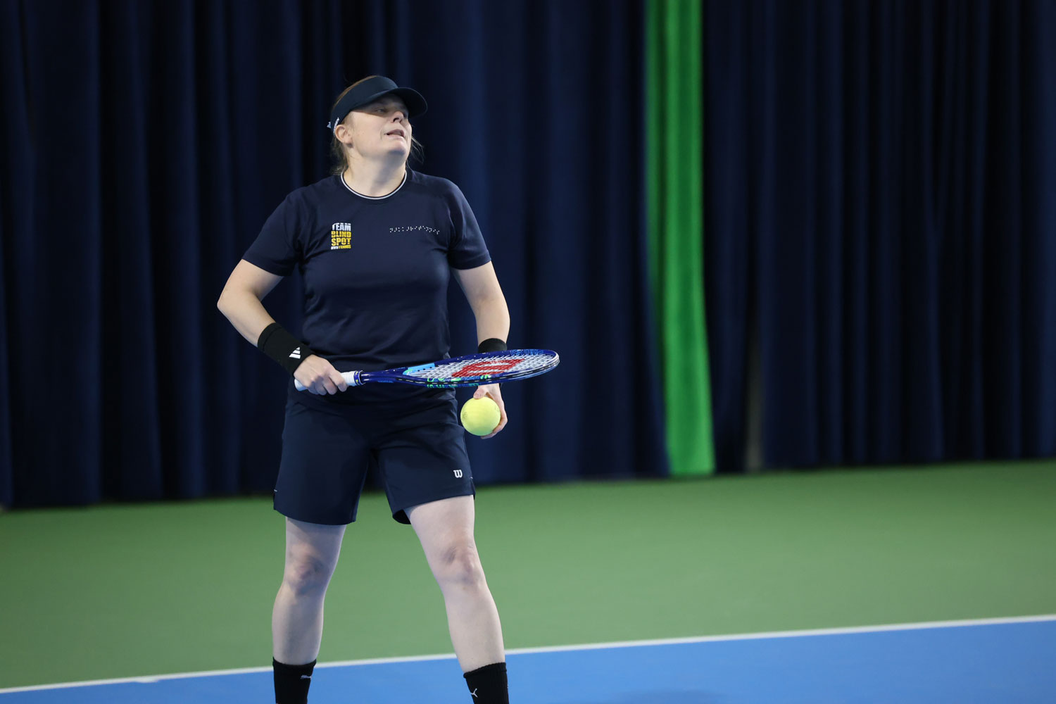 Riitta Tienhaara pelaamassa tennistä.