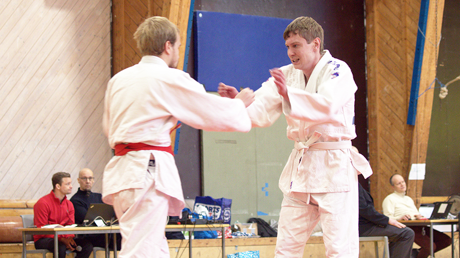 Judokat kamppailemassa.