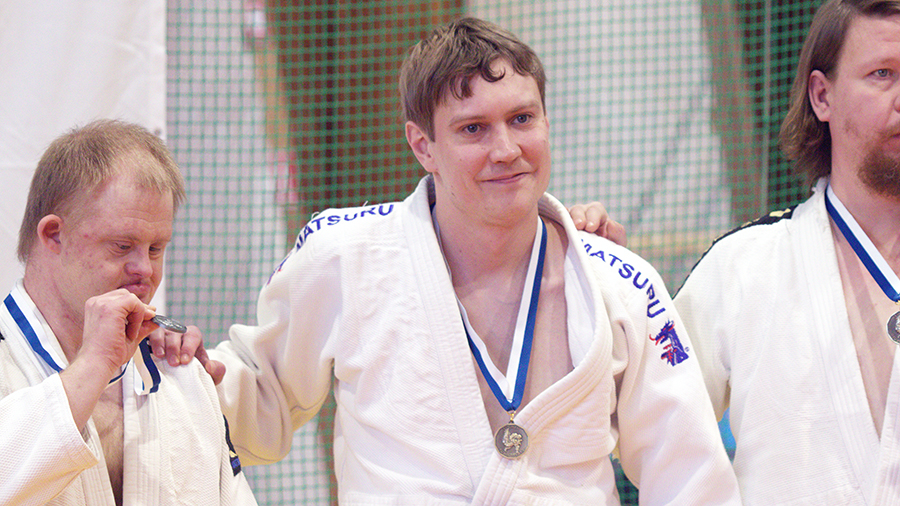Mitalein palkittuja judokoita rivissä.