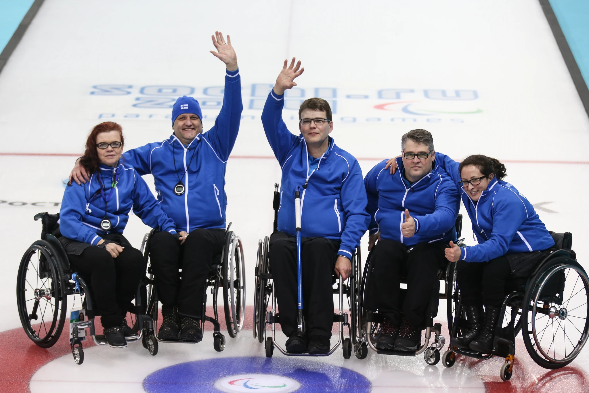 Suomen joukkueen pelaajia vilkuttamassa iloisina.