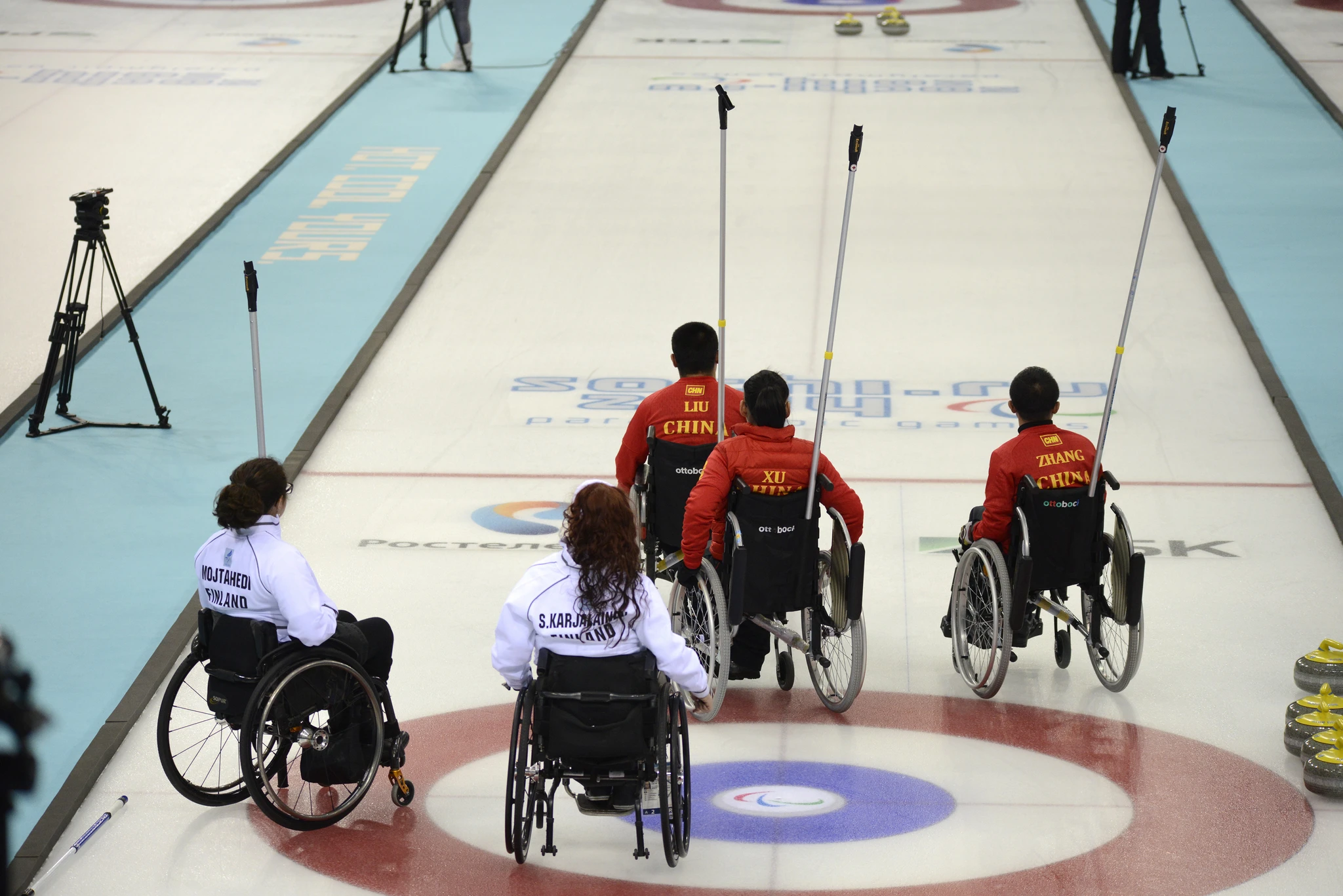 Suomen ja Kiinan pelaajia kentällä.