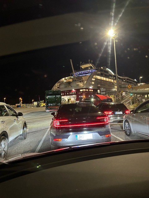 Auto lähestymässä Viking Linen autokantta.