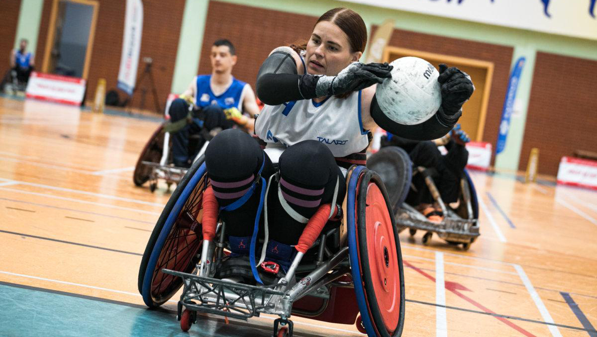 Anna Pasanen etenemässä pallon kanssa.