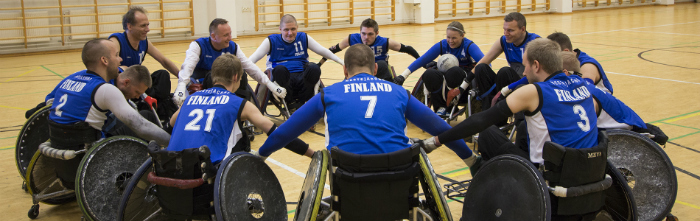Suomen joukkue ringissä tsemppaamassa toisiaan.