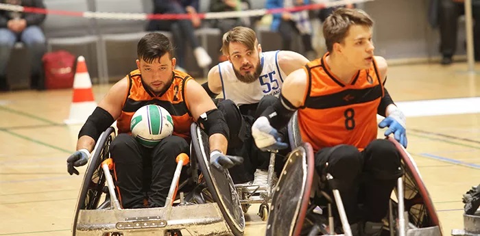 Pt-rugby-pelaajia hyökkäämässä. Taustalla suomalaispelaaja valmiina puolustamaan.