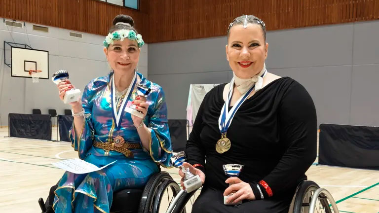 Heidi Hamari-Martimo ja Tiina Uimonen palkintopokaaleineen. 