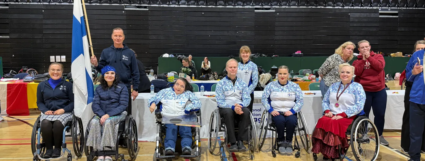 Suomen joukkue iloisessa yhteiskuvassa.
