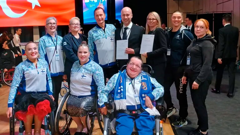 Suomen EM-kisajoukkue, joukkueenjohtaja Tuula Brofeldtin ja avustajien Päivin, Hannan ja Tuijan kanssa. Kuvassa keskellä ovat uudet suomalaiset WAS-lisenssin haltijat Hannu ja Tea.