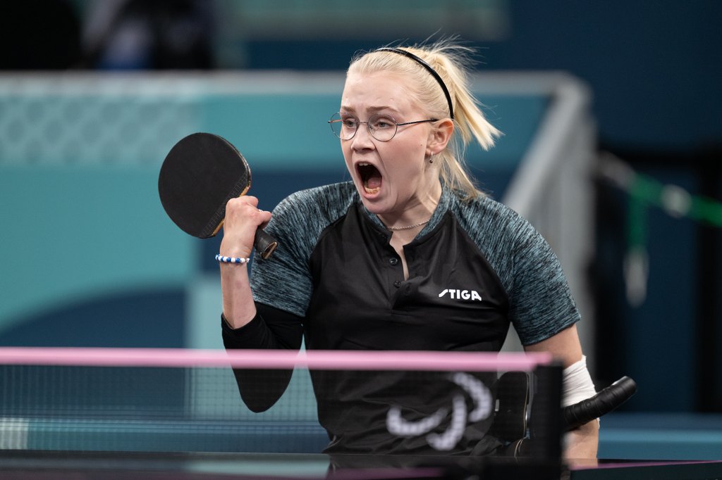 Aino Tapola uhmakkaana lyöntinsä jälkeen.