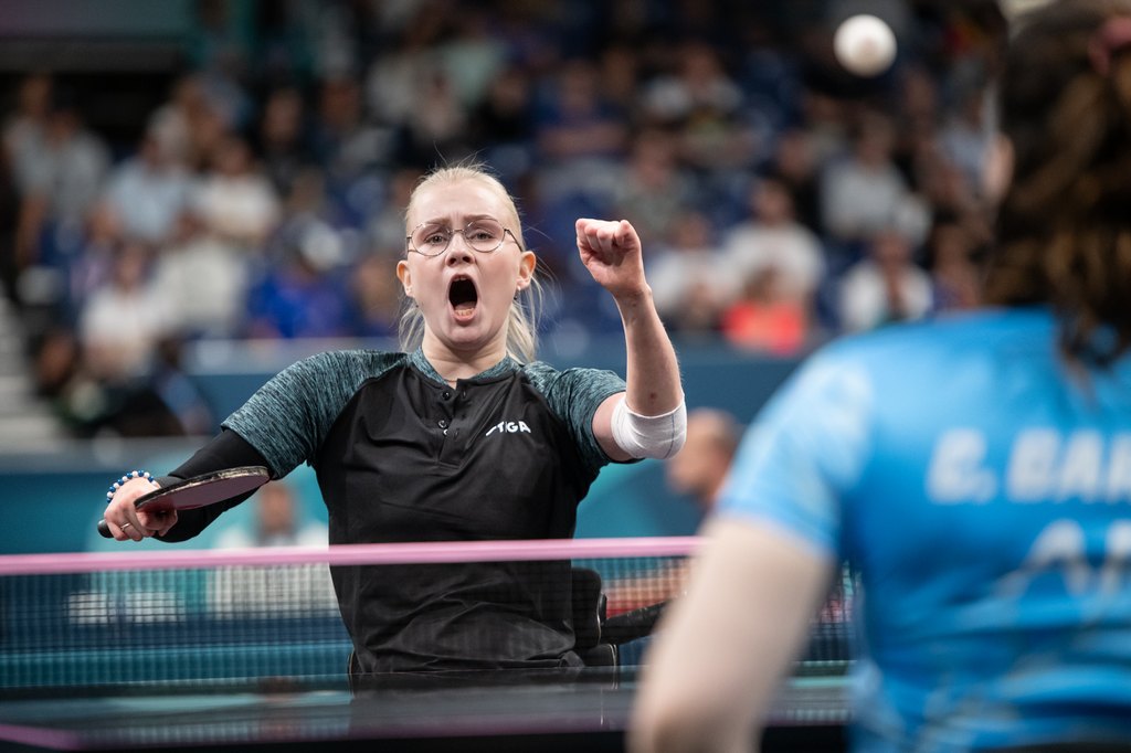 Aino Tapola riemuitsemassa lyöntinsä jälkeen.