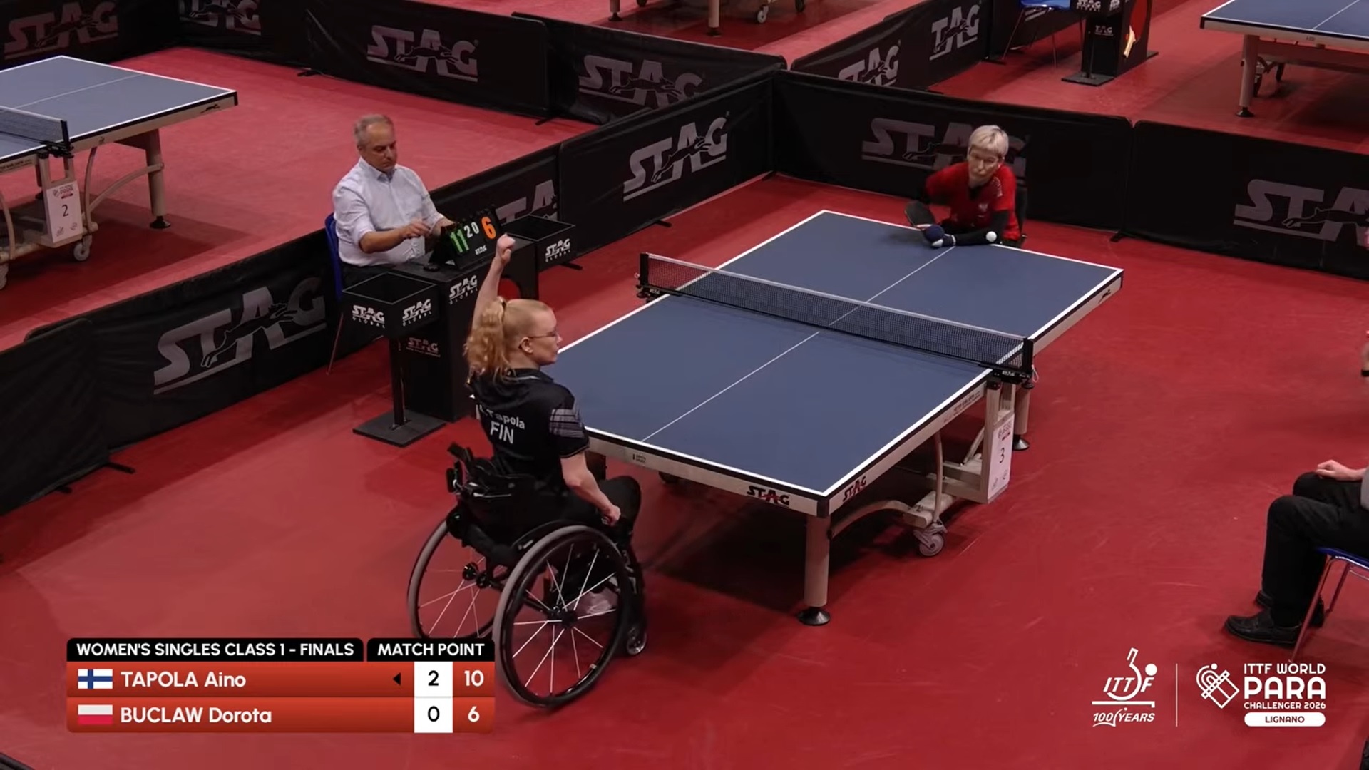 Aino Tapola pelaamassa pöytätennistä. Kuvaa livelähetyksestä.