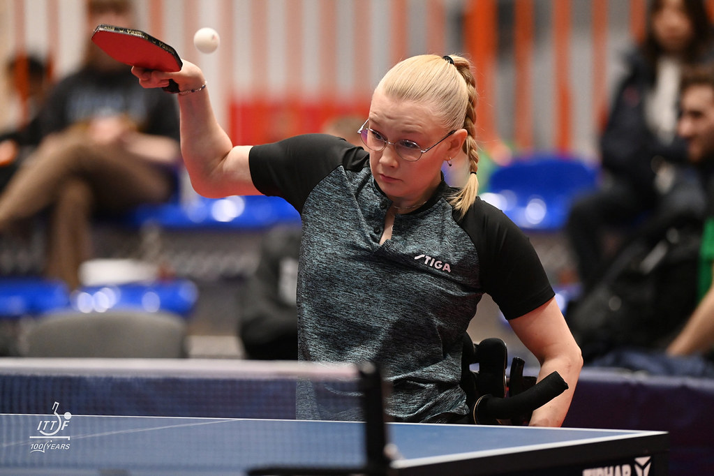 Aino Tapola pelaamassa pöytätennistä.