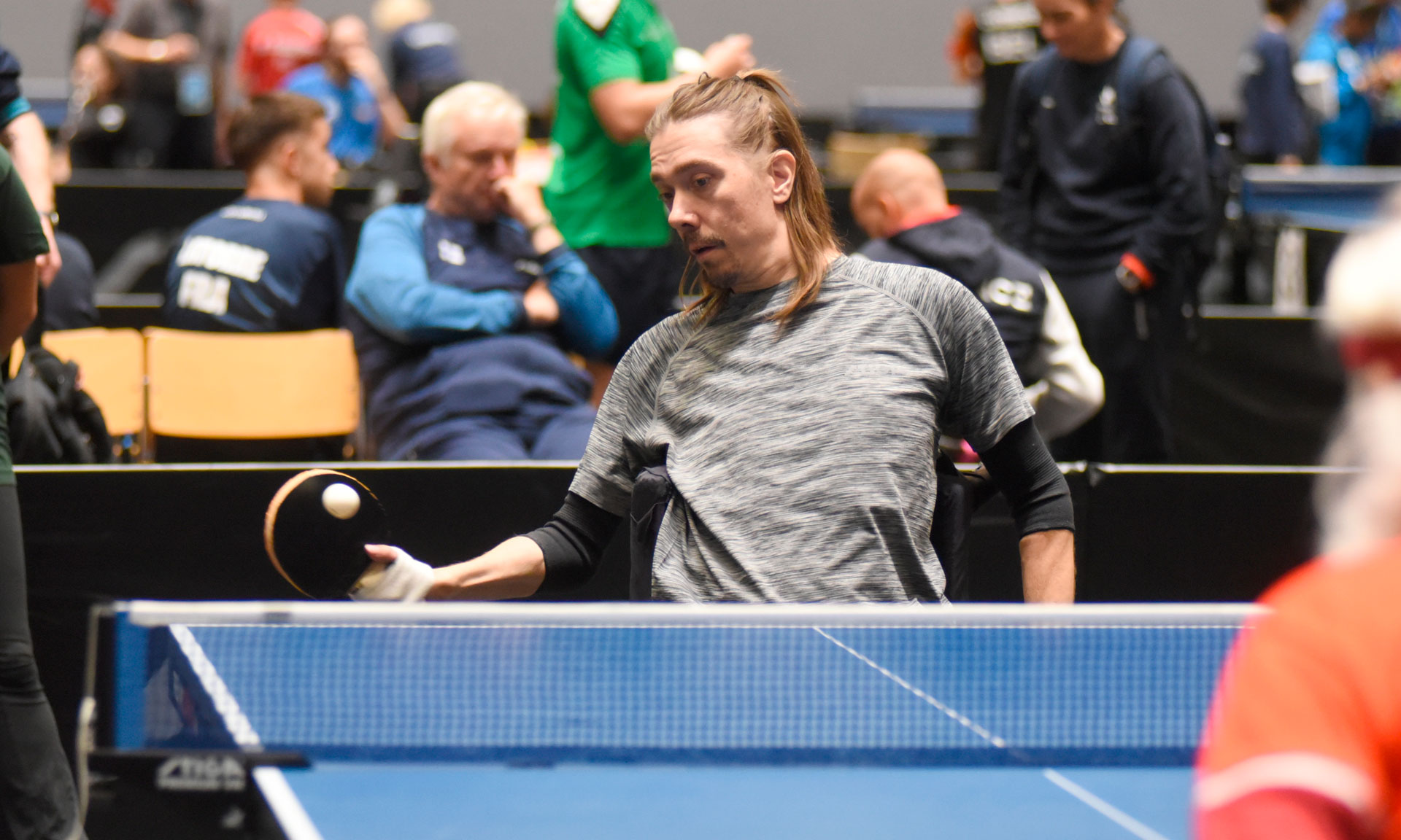 Timo Natunen pelaamassa pöytätennistä.