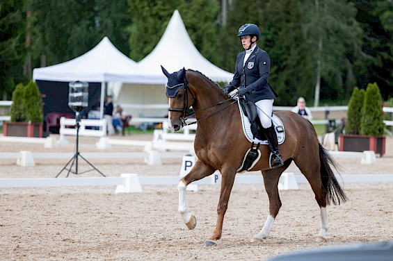 Jonna Aaltonen ratsastamassa Lohiksella.