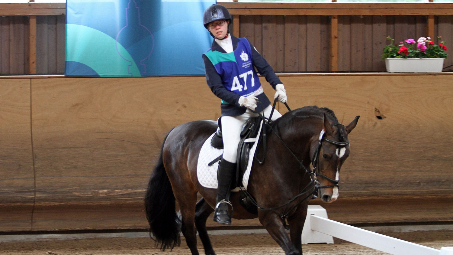 Sara Ristimäki ratsastamassa Special Olympics -maailmankisoissa.