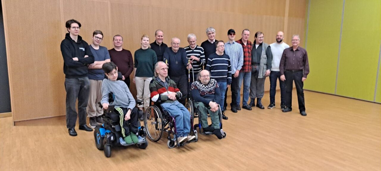 Kilpailun pelaajat ja toimitsijat yhteiskuvassa.