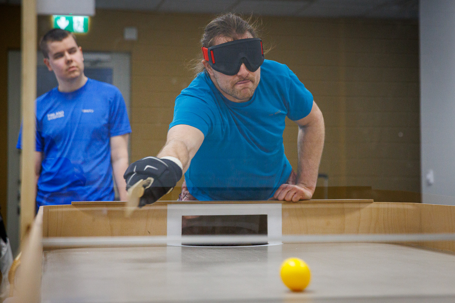 Jari Linnavuori pelaamassa sokkopingistä. Taustalla Väinö Rihti.