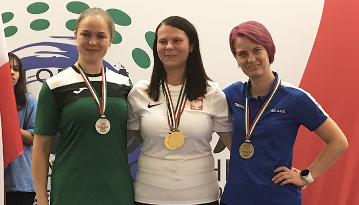Hanna Vilmi yhteiskuvassa kulta- ja hopeamitalistien kanssa.