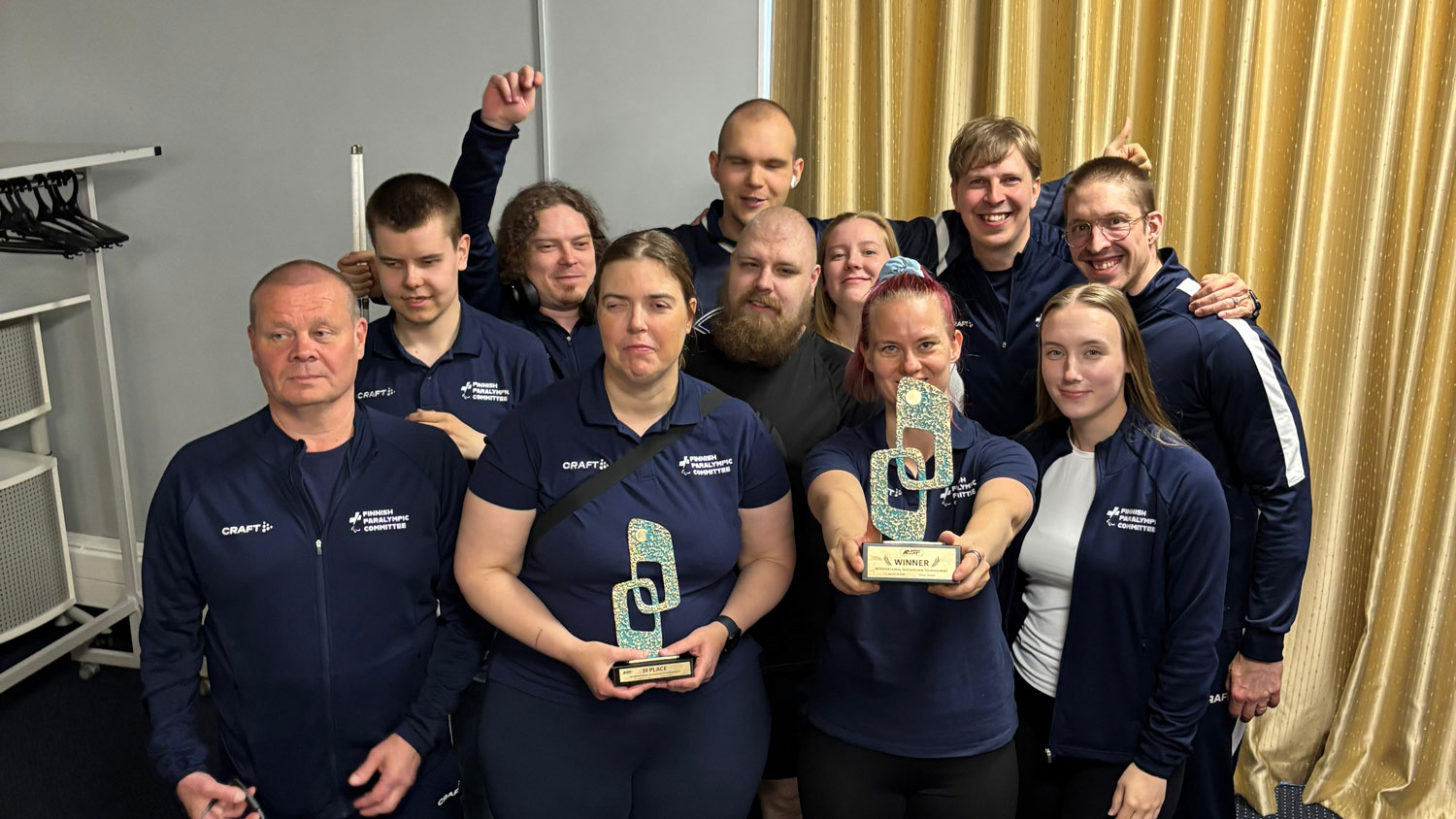 Suomen joukkueet palkittuna iloisessa yhteiskuvassa.