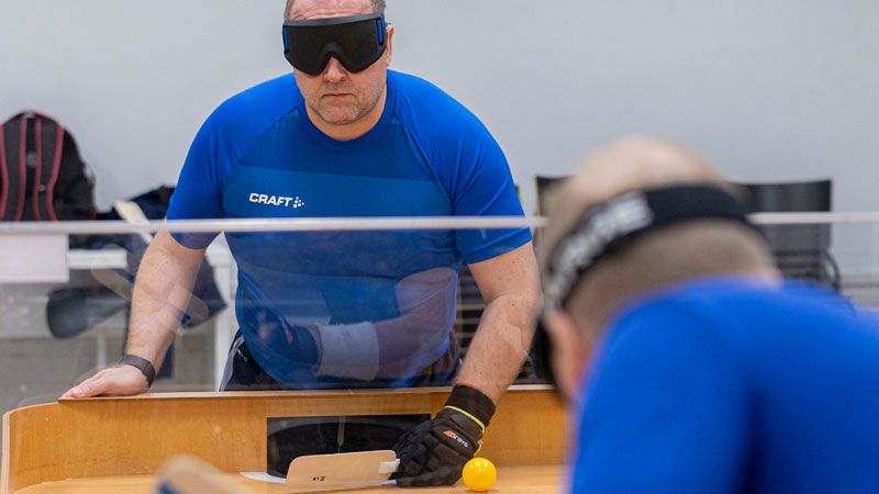 Ari Lahtinen pelaamassa sokkopingistä keskittyneenä.