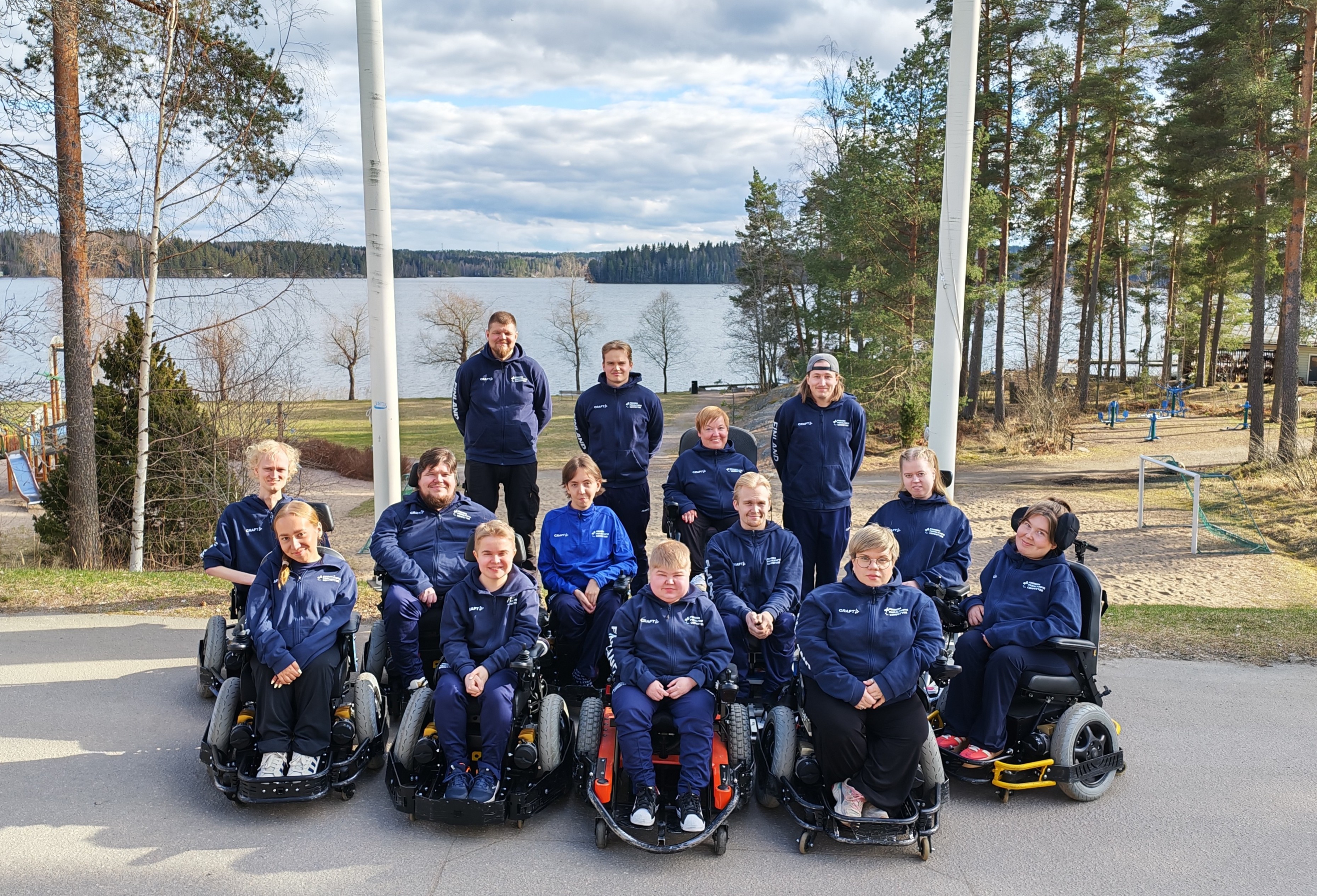 Suomen joukkue yhteiskuvassa yhtenäisessä tummansinisessä vaatetuksessa.