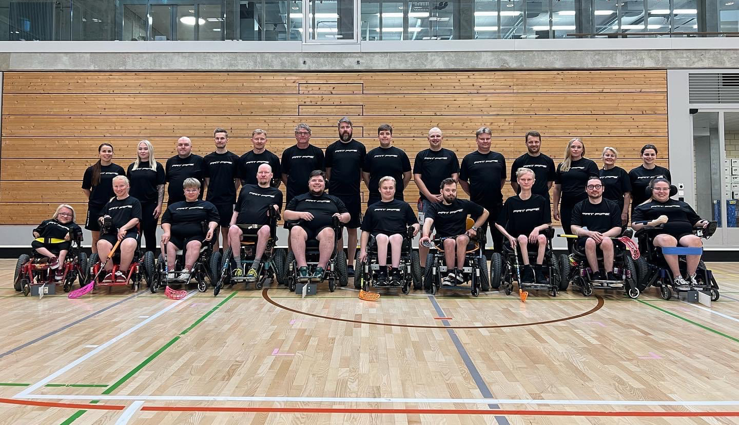 Salibandy- ja spt-salibandy-pelaajia yhteiskuvassa.
