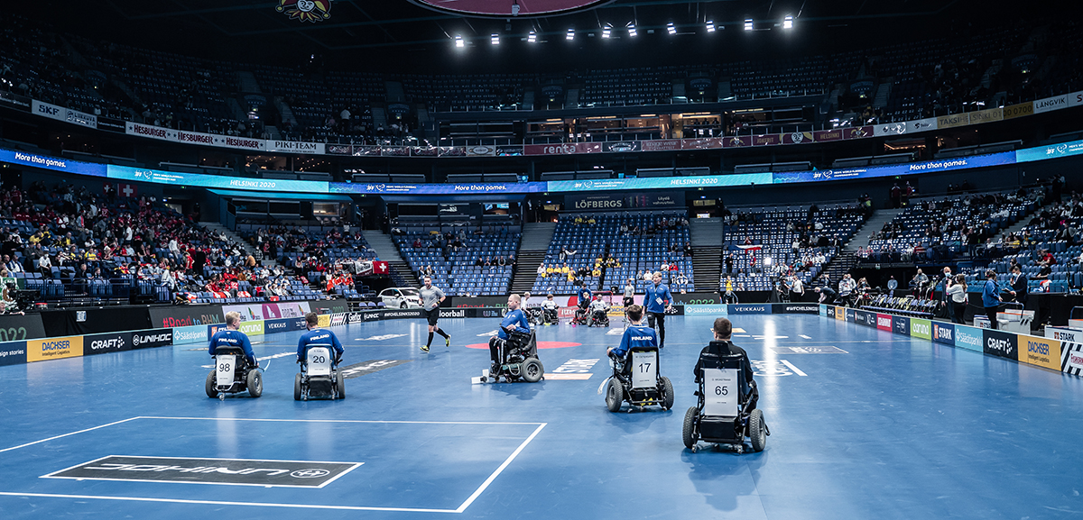 Yleiskuvaa spt-salibandy-näytösottelusta.