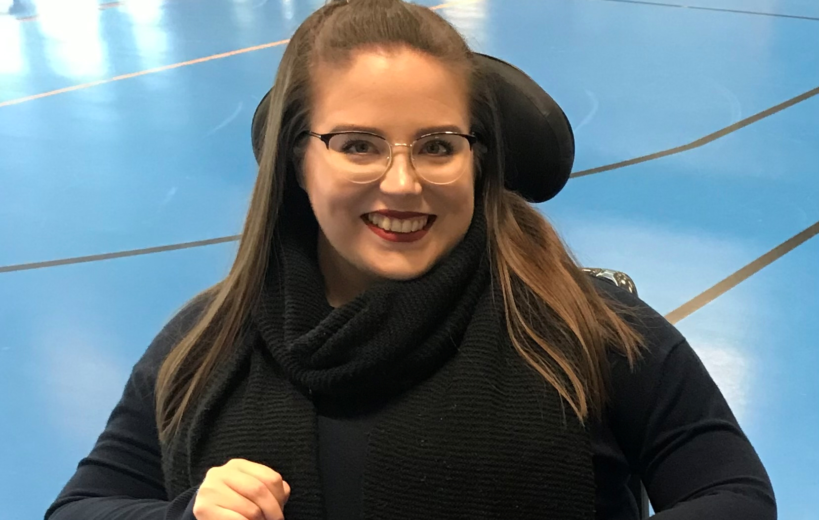 Jasmi Ahonen hymyilemässä kameralle.