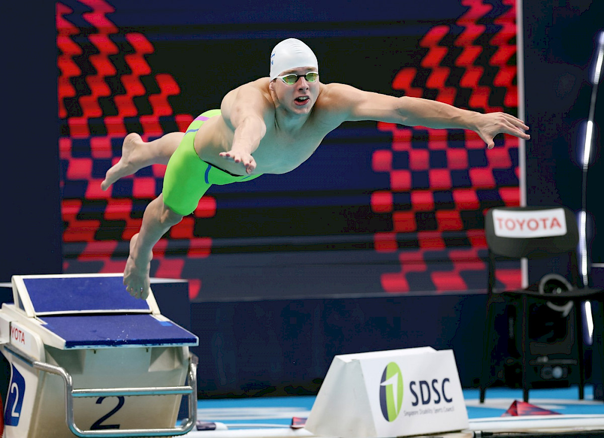 Nader Khalili hyppäämässä altaaseen.