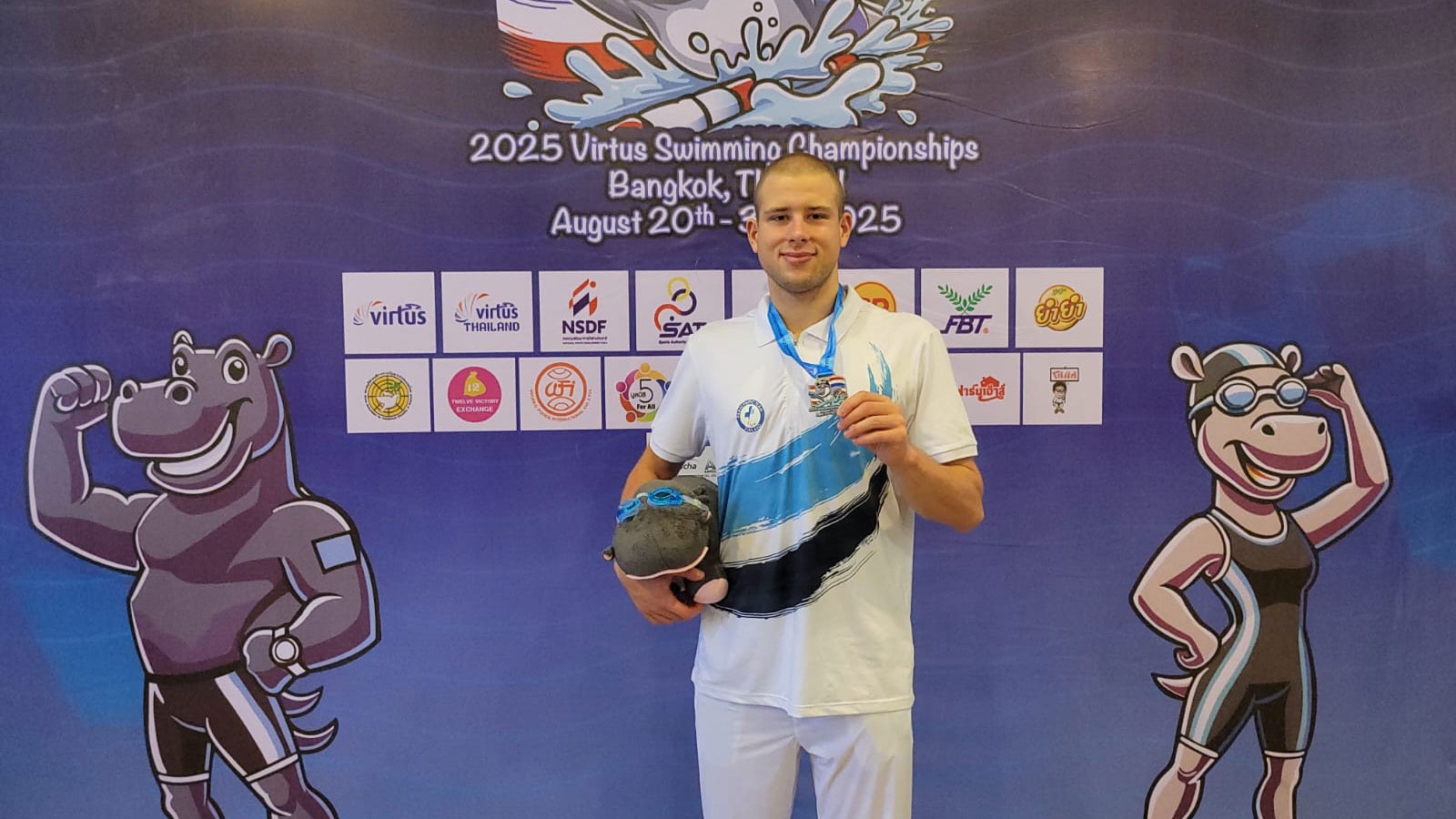 Nader Khalili poseeraamassa mitalin kanssa.