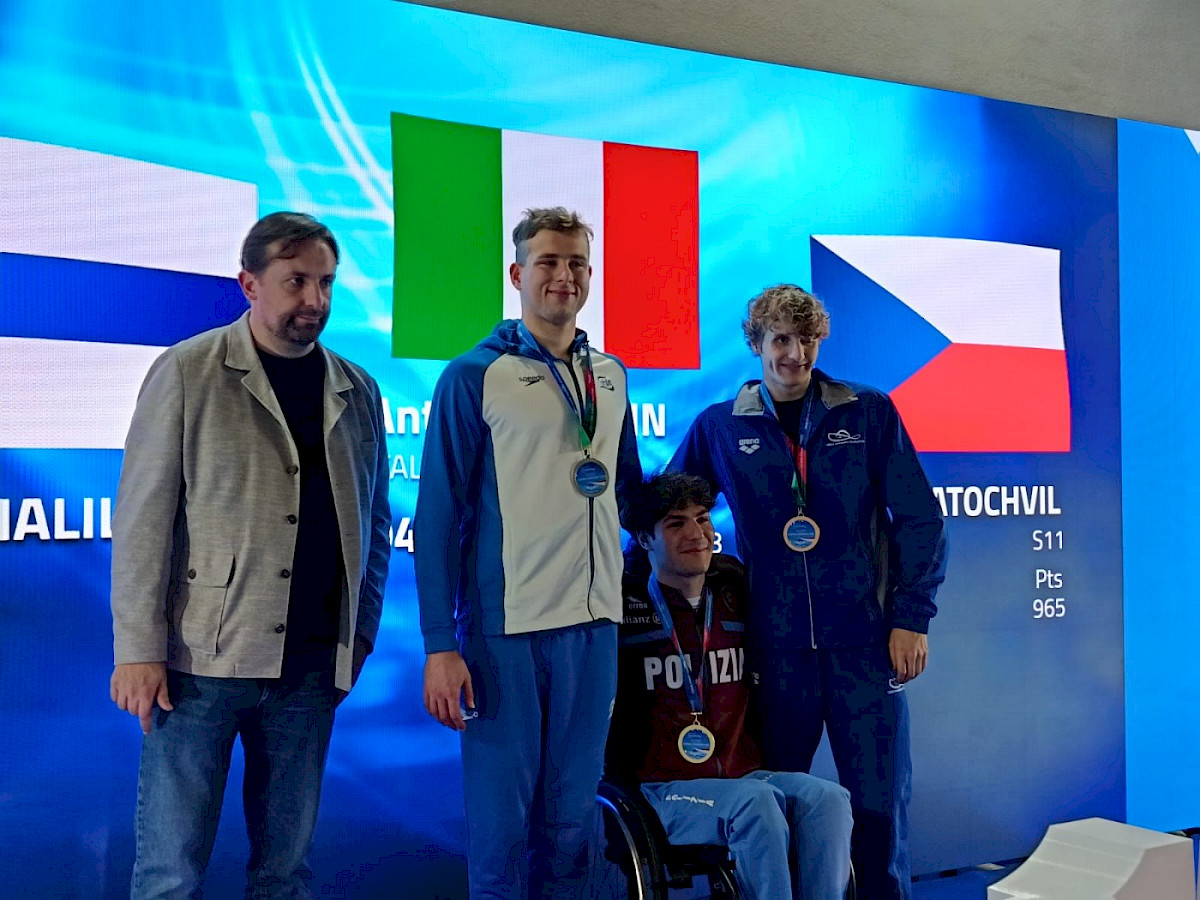 Nader Khalili poseeraamassa palkintopallilla kilpakumppaniensa vierellä.