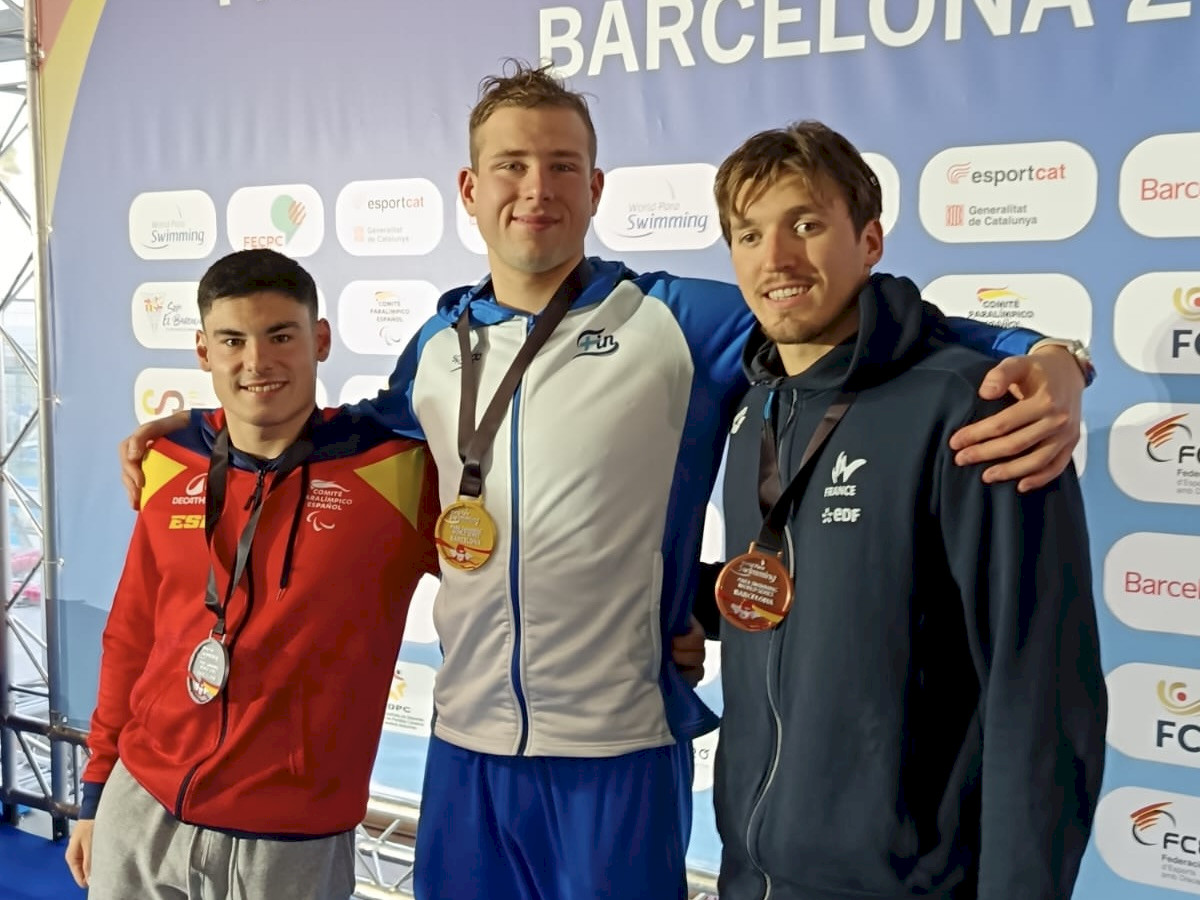 Nader Khalili lauantain voitetun kisan jälkeen palkintopallilla kilpakumppaneidensa keskellä.