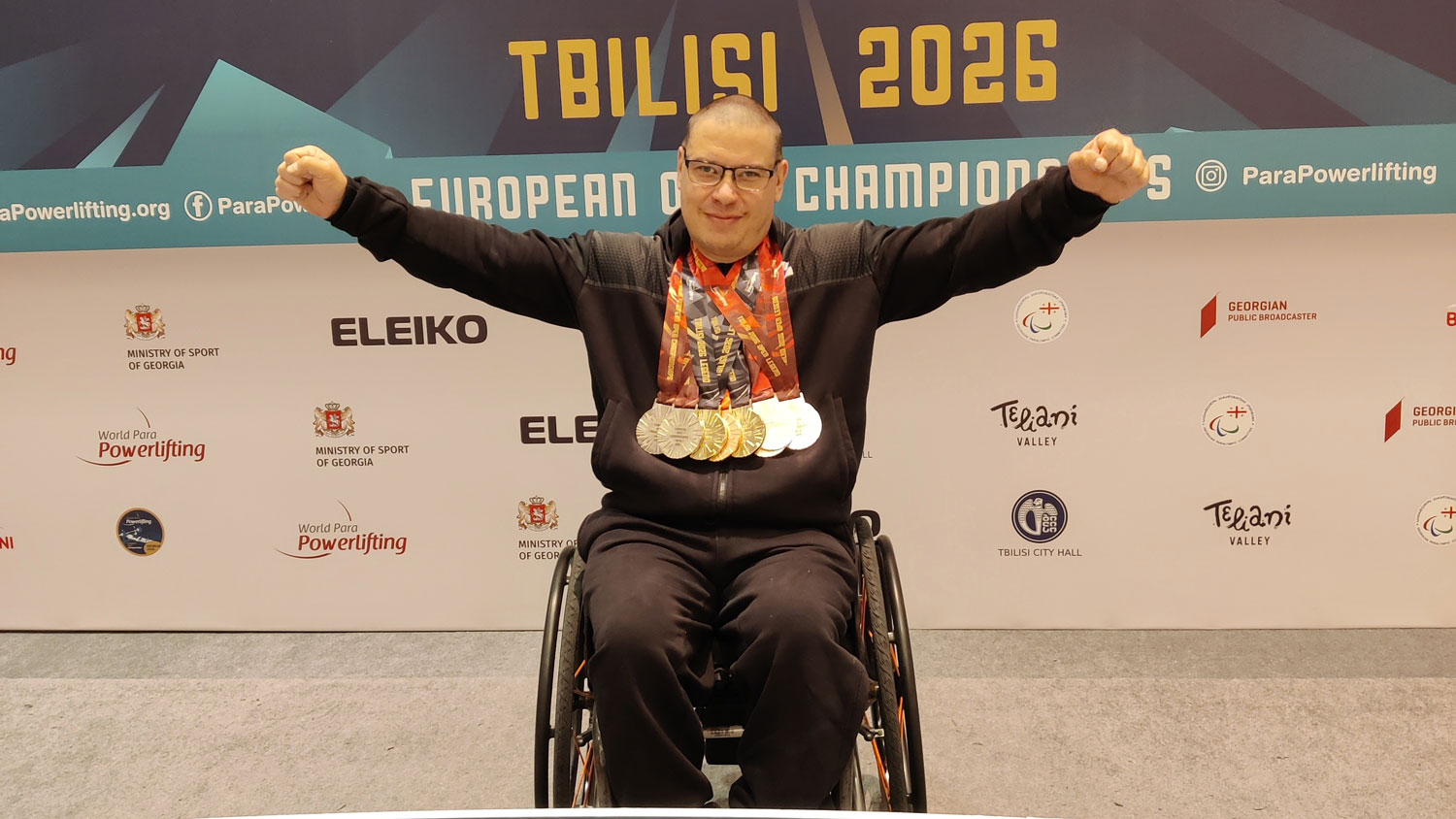 Harri Kauppila mitalit kaulassaan poseeraamassa kameralle.