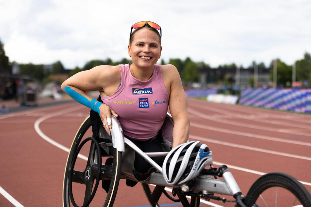 Amanda Kotaja poseeraamassa kameralle kisaradalla. Kisakypärä pois päästä, suorituksen jälkeen.