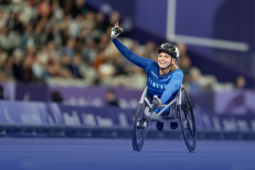 Amanda Kotaja vilkuttamassa iloisesti yleisölle suorituksensa jälkeen.