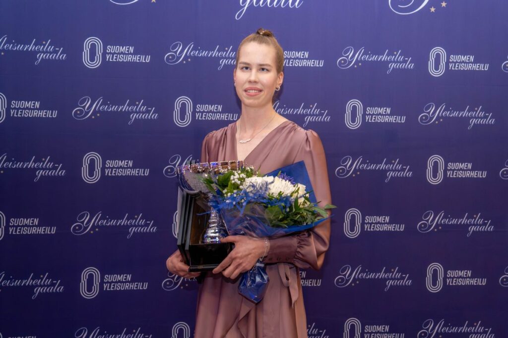 Iida Lounela palkittuna Yleisurheilugaalassa.