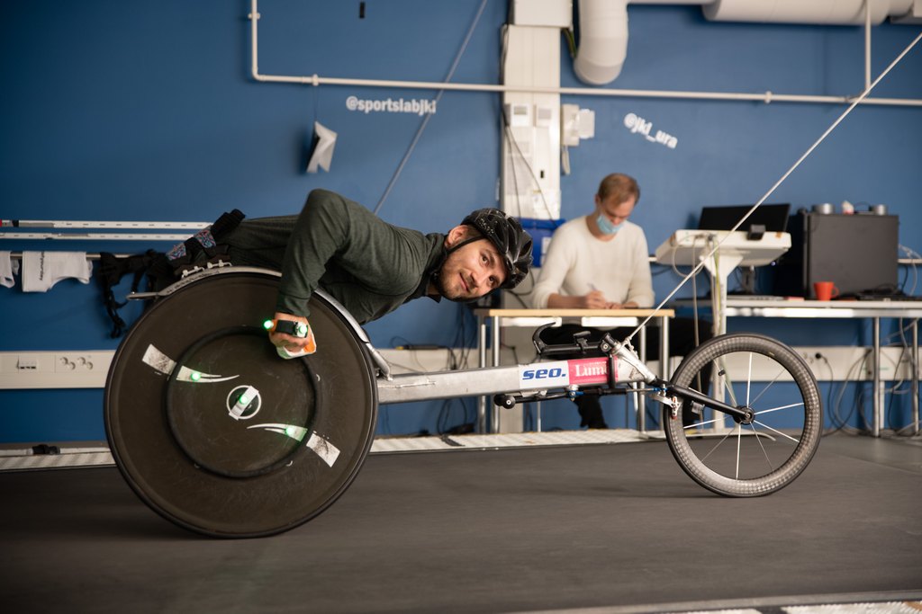 Henry Manni kelaamassa testiareenalla.