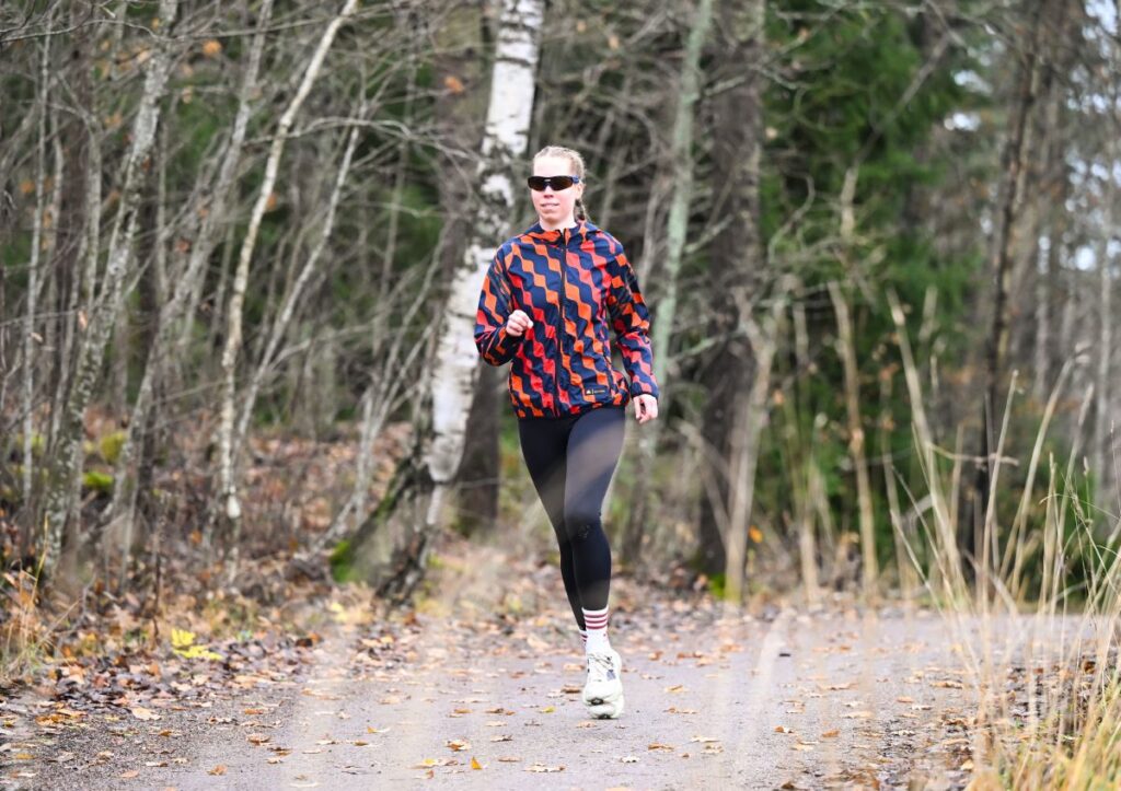 Iida Lounela juoksemassa lenkkipolulla.