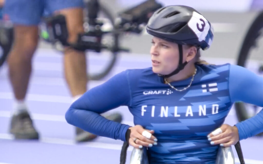 Amanda Kotaja keskittyneenä suorituspaikalla.