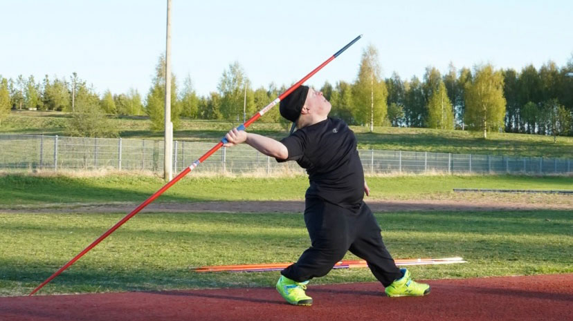 Valtteri Ranua heittämässä keihästä.