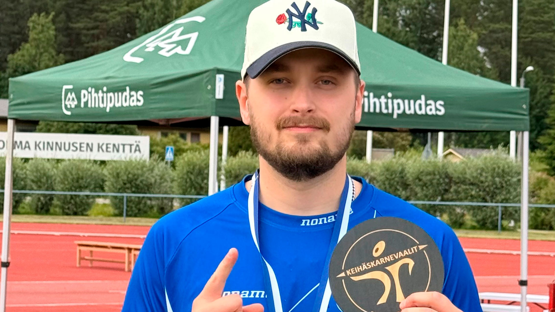 Atte Klami poseeraamassa palkittuna.