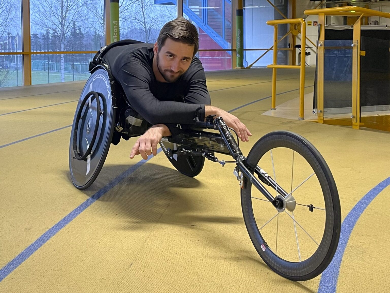 Henry Manni poseeraamassa hallissa kelaustuolinsa kanssa.