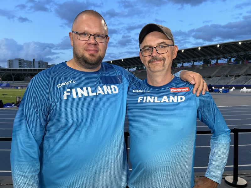 Teijo Kööpikkä yhteiskuvassa valmentajansa kanssa.