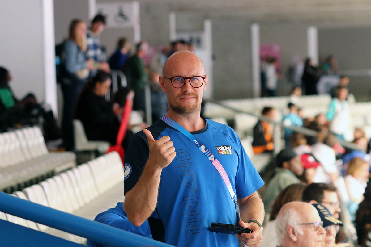 Jari Nordblom näyttää peukkua ja hymyilee kameralle noustuaan seisomaan Stade de Francen katsomossa.
