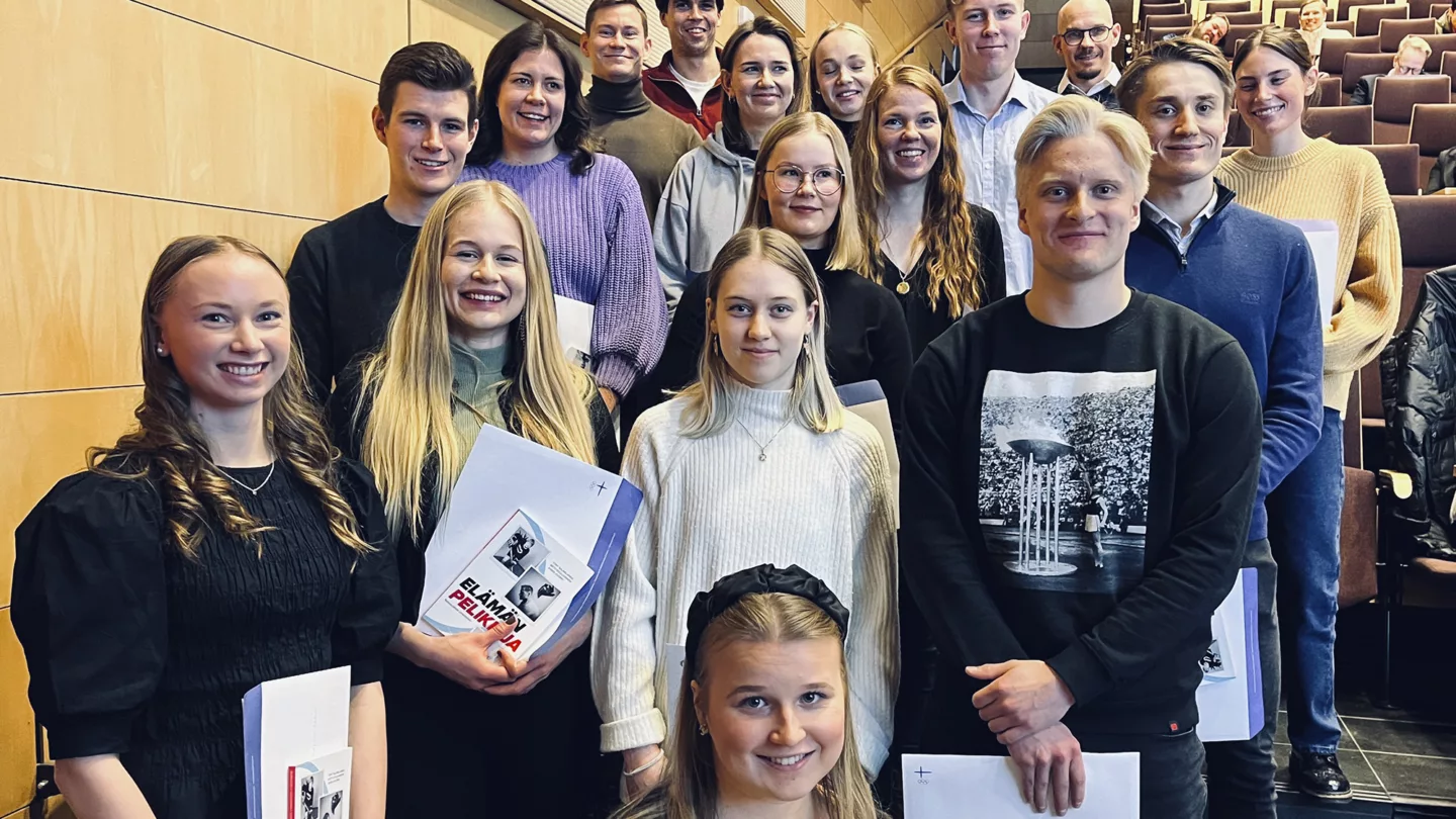 URA-apurahan saajia ryhmäkuvassa, etualalla para-alppihiihtäjä Nette Kiviranta.