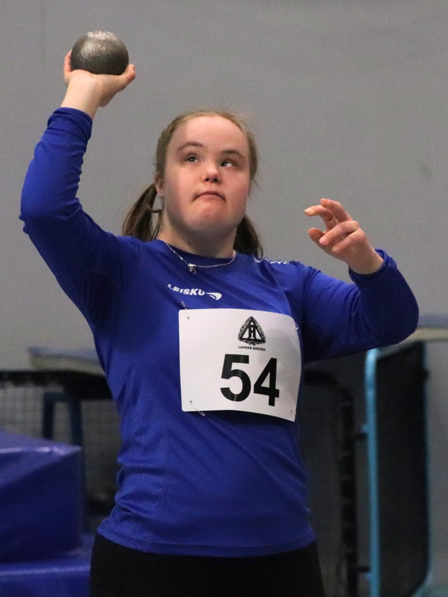 Roosa Kukkumäki valmistautumassa kuulantyöntöön.
