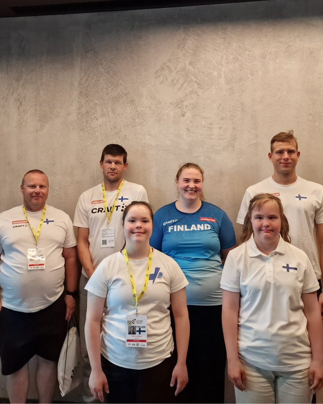 Suomen koko 6-henkinen kisajoukkue ryhmäkuvassa.